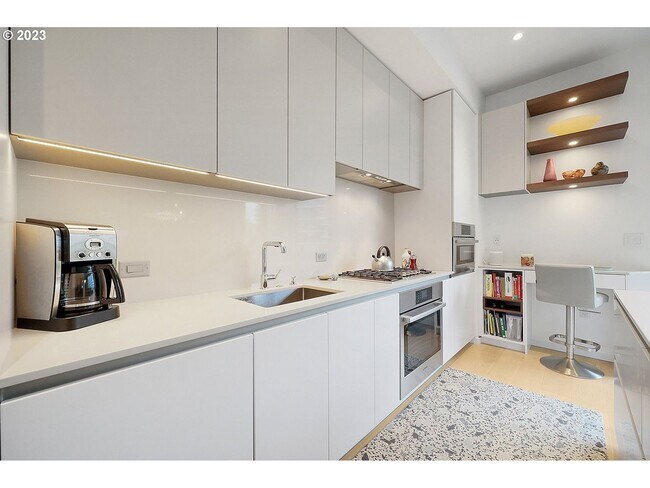 Building Photo - First Month's Rent FREE! Stunning East facing Pearl District condo located in The Vista Condomini...