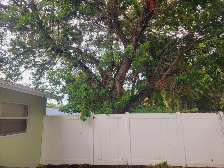 Building Photo - 2504 NW 9th Ln