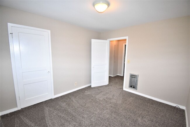 Building Photo - 936 Woody Hills Dr