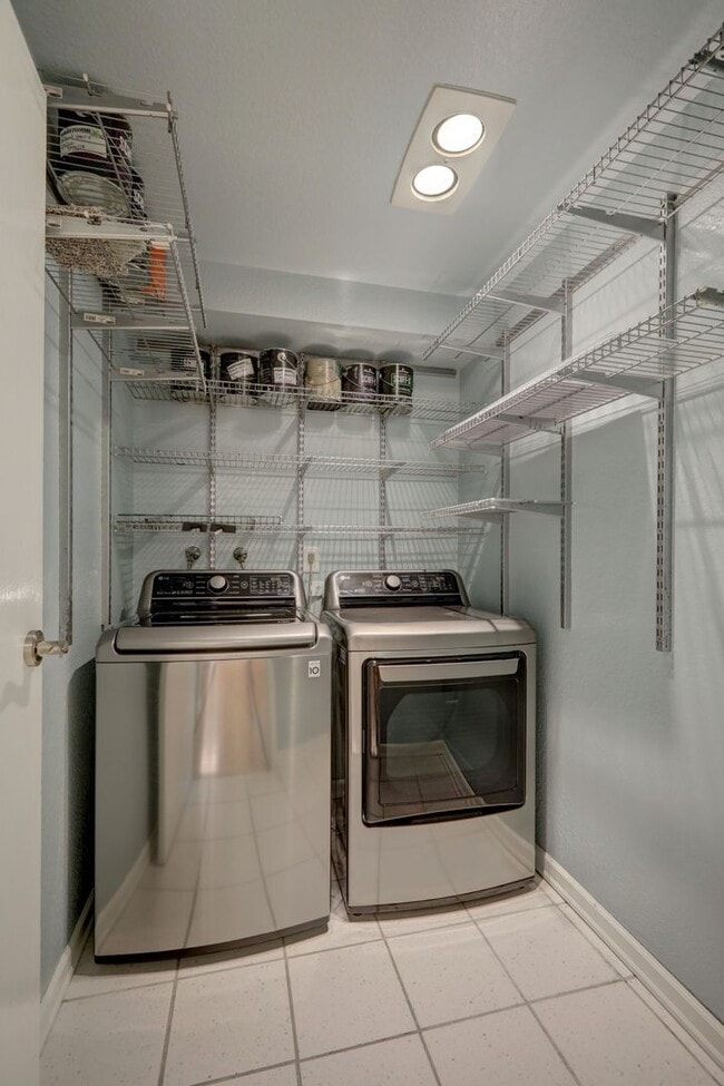 Building Photo - Amazing Bridle Trails 3BR 1.75BA Townhome ...
