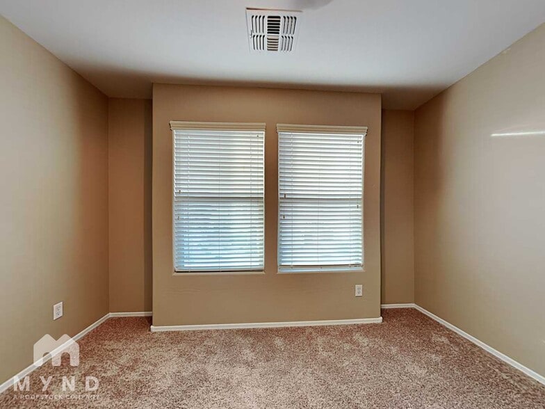 Building Photo - 9924 E Edgewood Ave