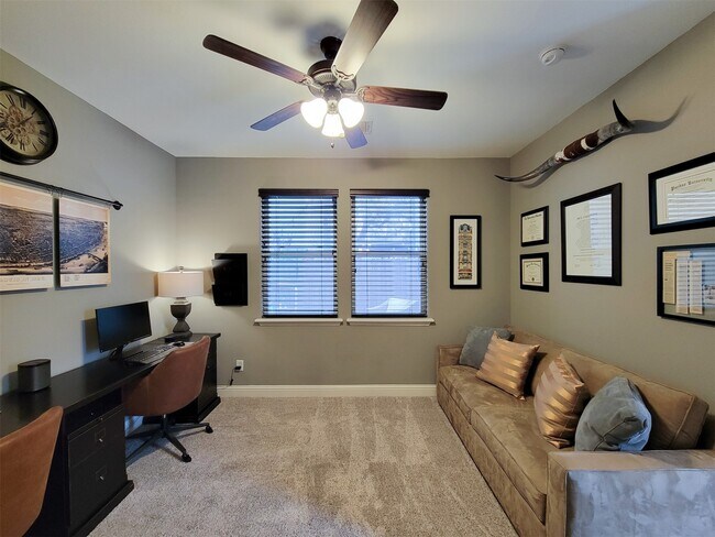 Building Photo - 925 W 19th St