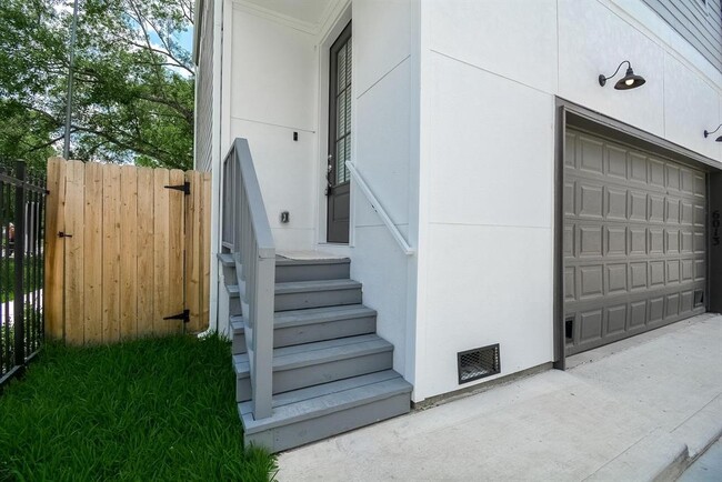 Building Photo - 6013 Cypress St