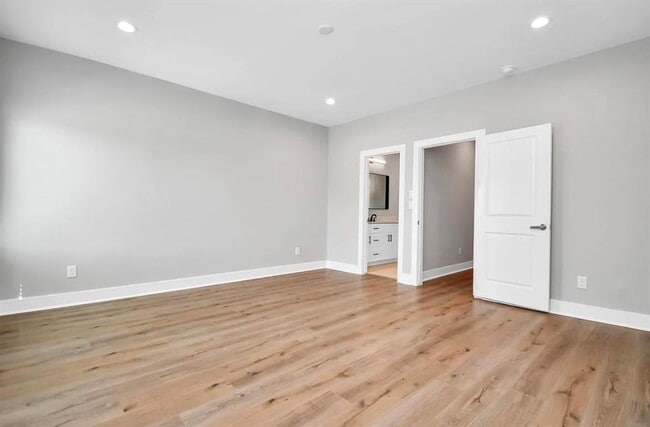 Building Photo - 410 E 41st St