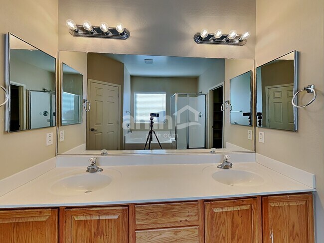 Building Photo - 5321 W Grenadine Rd