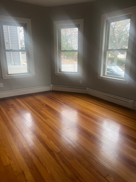 Building Photo - 10 Wakefield Ave