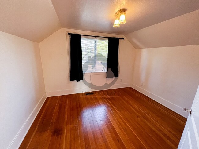 Building Photo - Adorable Historical Home