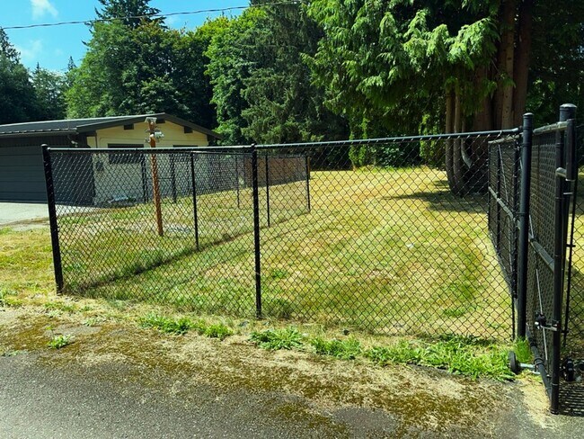 Building Photo - Wonderful Spacious 3-Bedroom 3 Bath with Over an Acre of Land with a Private Gate!