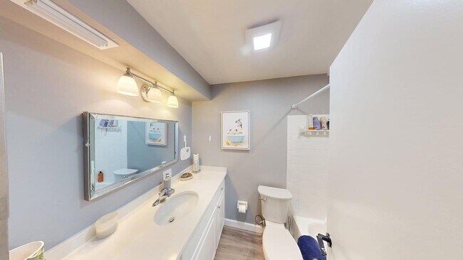 Building Photo - 105 47th Ave Dr W