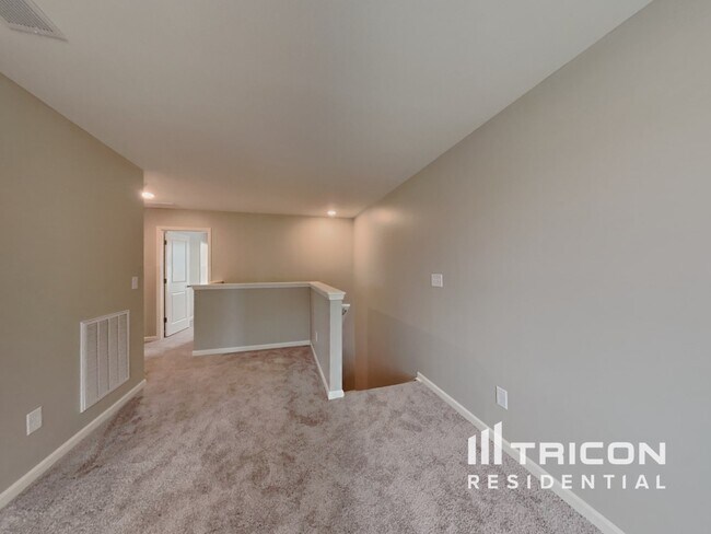 Building Photo - 141 Gladstone Loop