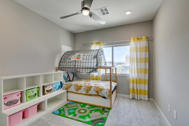 Building Photo - Luxury Rental with Mountain Views in Gated Henderson Community