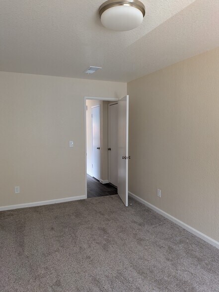 Building Photo - 960 Memorial Dr