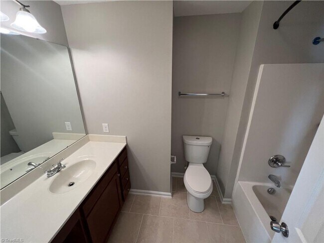 Building Photo - Fabulous 3BR 2.5BA Townhome with Community...