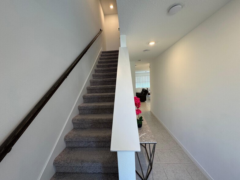 Building Photo - 706 Longboat Dr