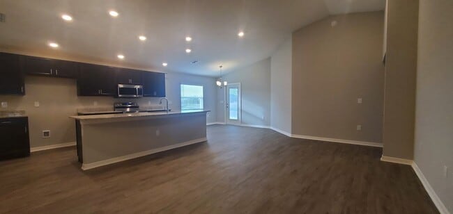 Building Photo - 4-Bedroom, 2-Bathroom in Villamar/Winter H...