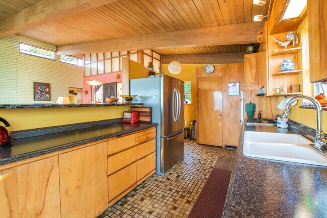 Building Photo - 4905-B Southwest Othello Street-SI ID1271726P