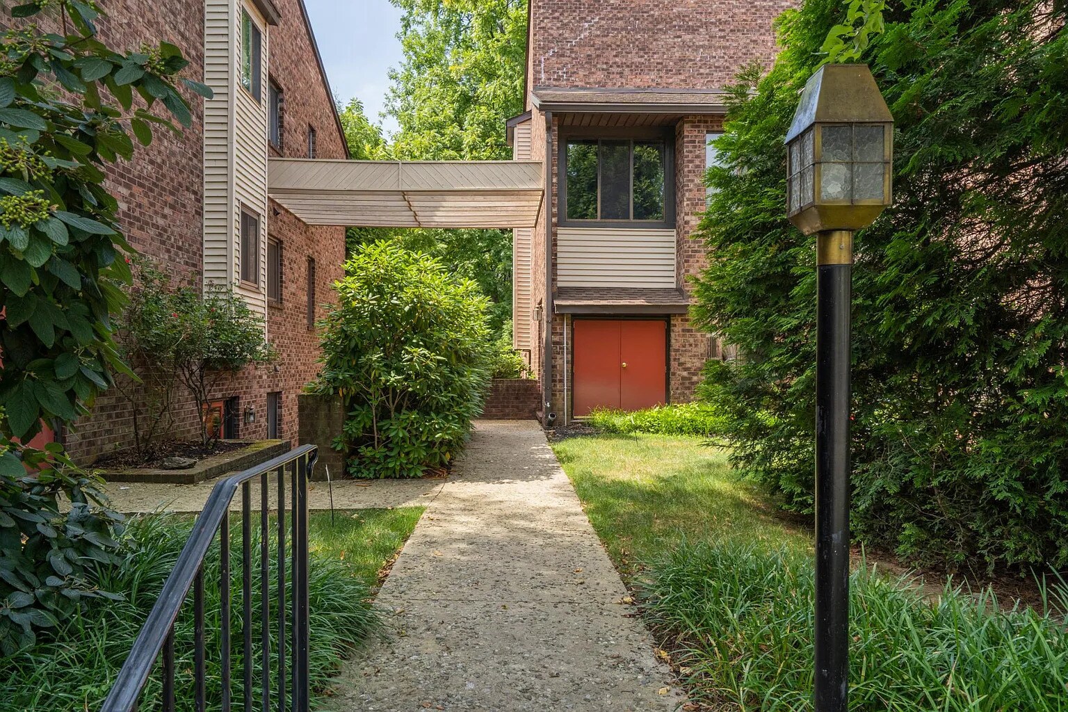 Building Photo - 805 Mountainview Dr