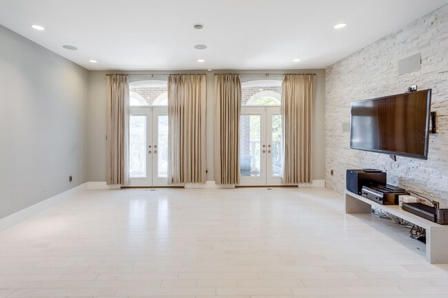 Building Photo - 4611 Charleston Terrace NW