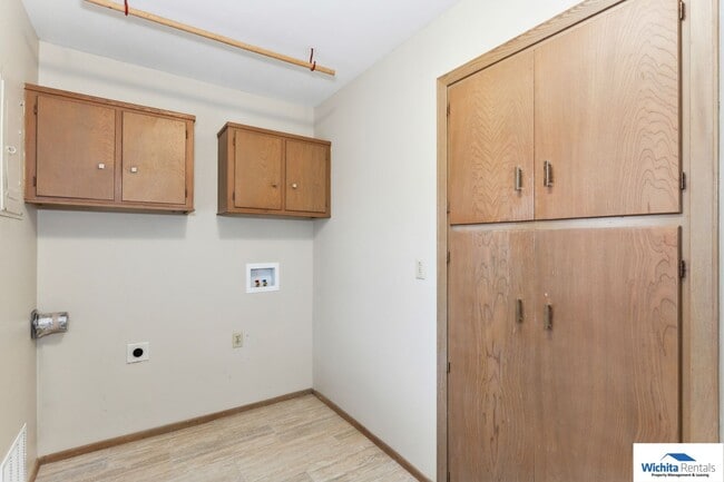 Building Photo - Beautiful 2,961 Sqft home in a Great Neighborhood!!