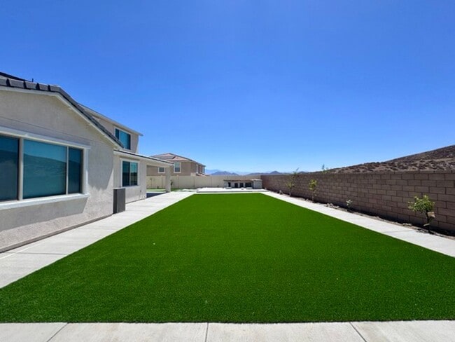 Building Photo - Spacious 5BD/3BA Home with Loft, Solar & B...