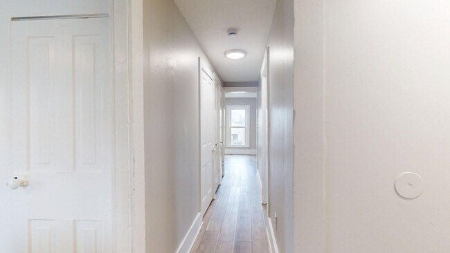 Building Photo - 1031 W.9th St.