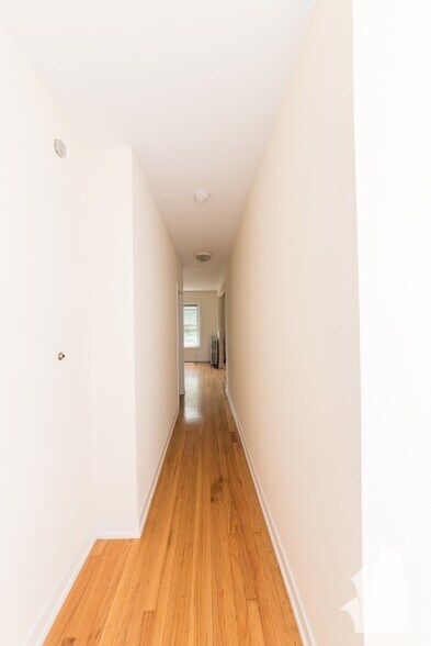 Building Photo - 2010 W Foster Ave