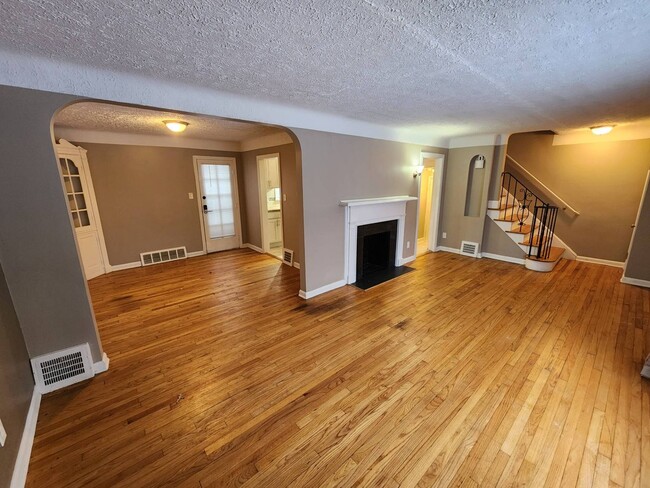 Building Photo - Charming 4-Bedroom Property in Prime Location