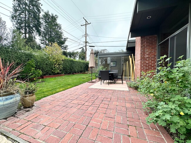 Building Photo - Modern 3 Bed 2 Bath Eichler in North Palo ...