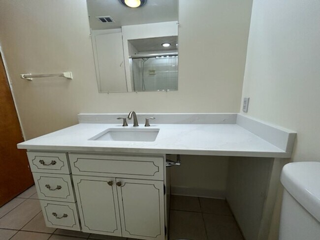 Building Photo - Fantastic Location in the Heart of Squirrel Hill!