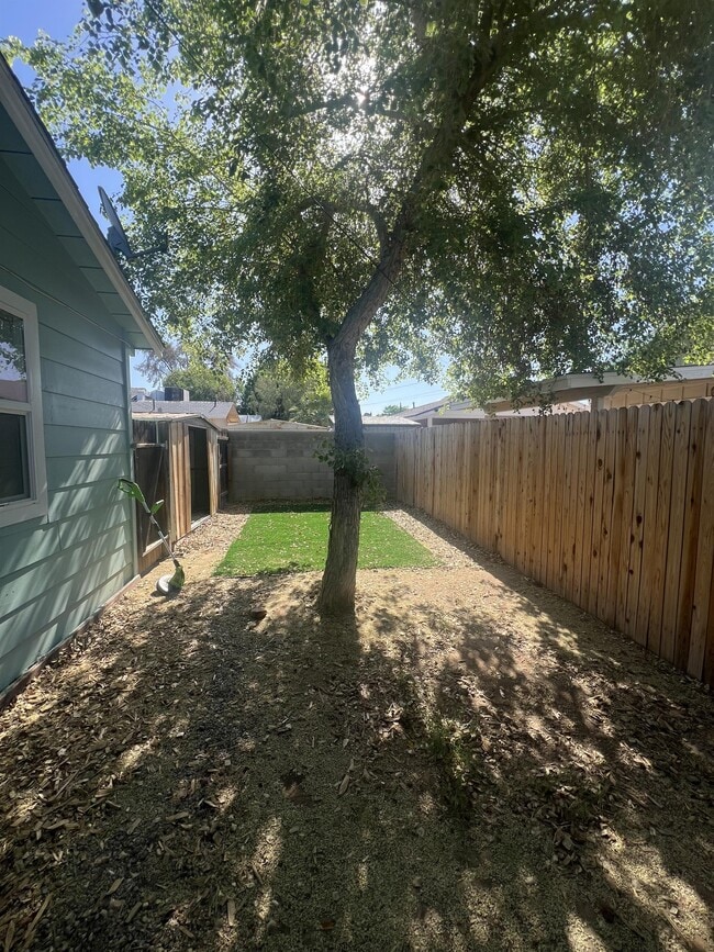 Building Photo - 1023 E Meadowbrook Ave