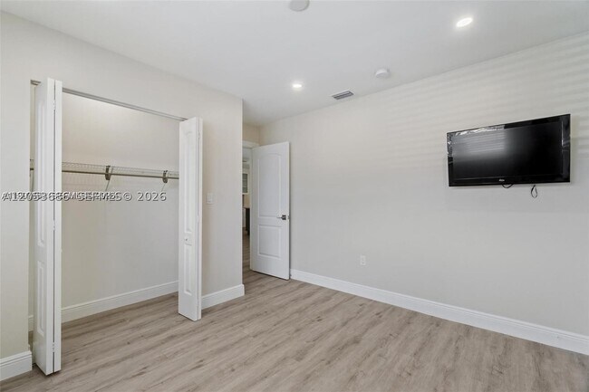 Building Photo - 330 W 74th Pl