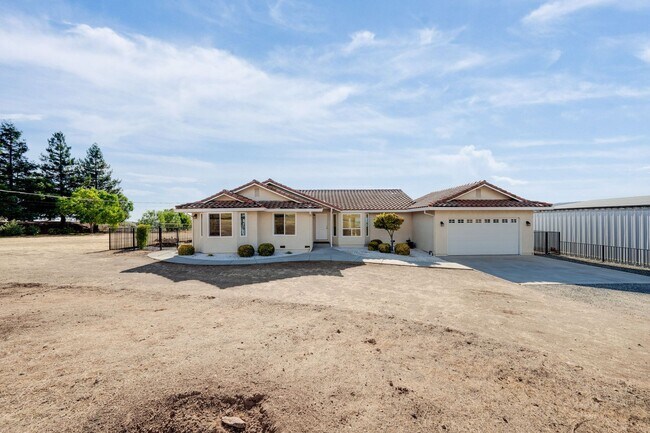 Building Photo - Spacious 3 Bed, 2 Bath Home with Acreage, ...