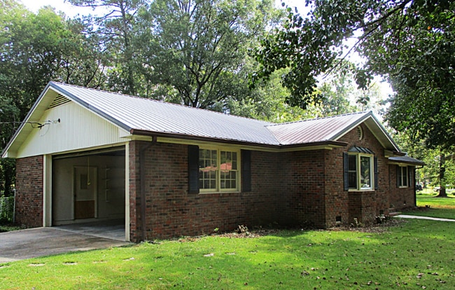 Building Photo - 2 Castlewood Dr SW