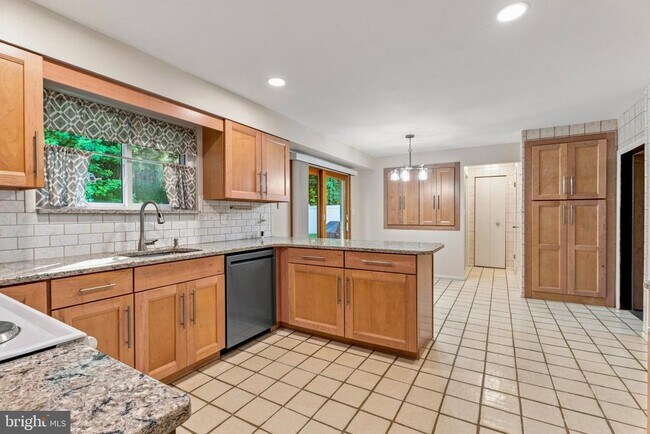 Building Photo - 4631 Hawksbury Rd