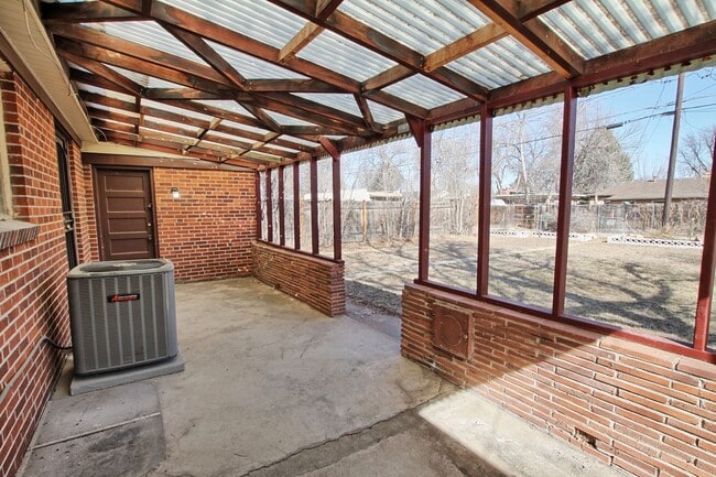 Building Photo - 2 bed 1 bath remodeled North Park Hill home