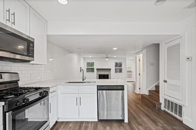 Building Photo - 6401 Chimney Creek Cir