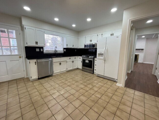 Building Photo - Douglas Hills Colonial