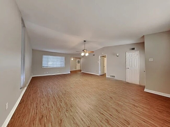 Building Photo - 726 Silverstone Dr