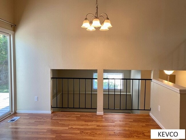 Building Photo - Beautiful Three Bedroom Home!