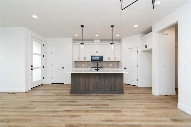 Building Photo - Brand New 3 Bed 2.5 Bath Townhouse With Many Amenities