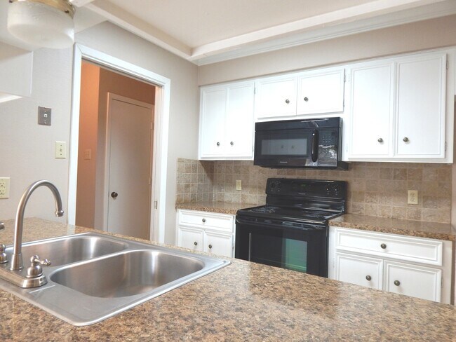 Building Photo - Gorgeous 3 Bedroom Home w/Workshop in Tyler!