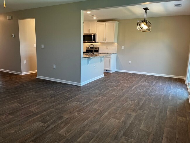 Building Photo - Ultra Spacious Living in Lake Tyler Subdivision