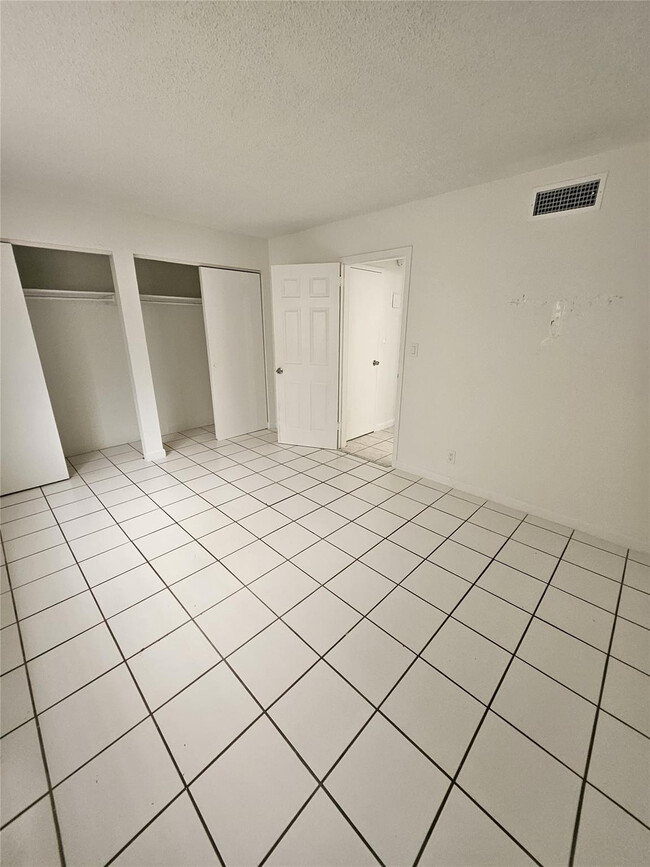 Building Photo - 1150 NE 17th Ct