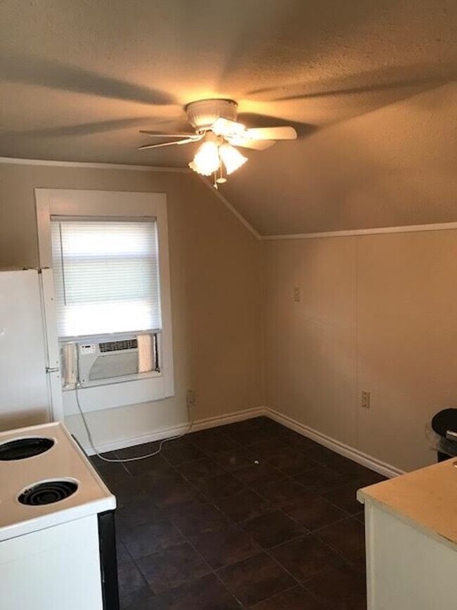 Building Photo - 1 Bedroom Garage Apartment on Austin Avenue