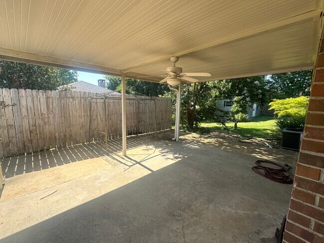 Building Photo - Beautiful home with everything you could want