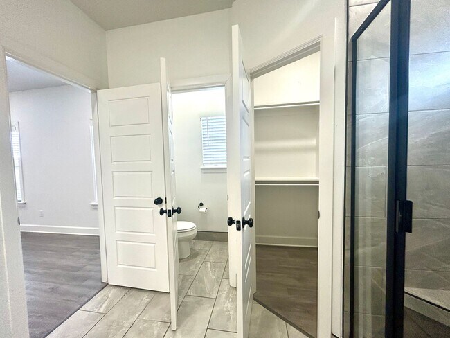 Building Photo - Centerton Home Available NOW! 4 bed, 2 full bath no carpet home. LARGE fenced backyard