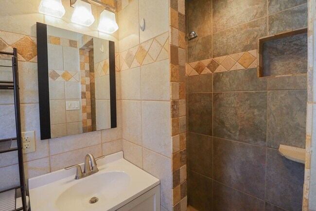 Building Photo - 3 Bed Mid-Town Beaut! Available for Immedi...