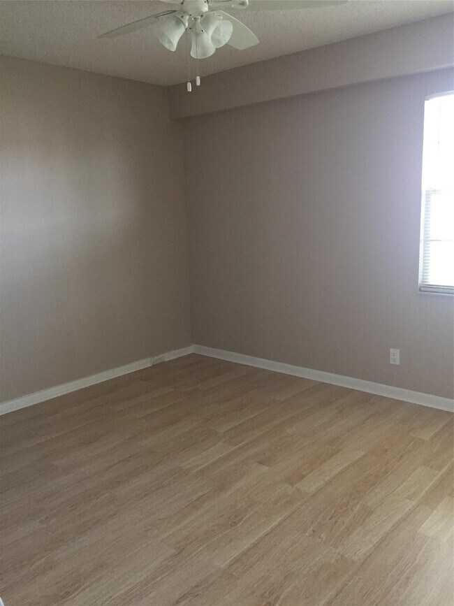 Building Photo - 1100 SW 128th Terrace