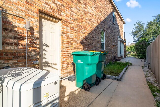 Building Photo - 10011 Lakeside Gables Dr