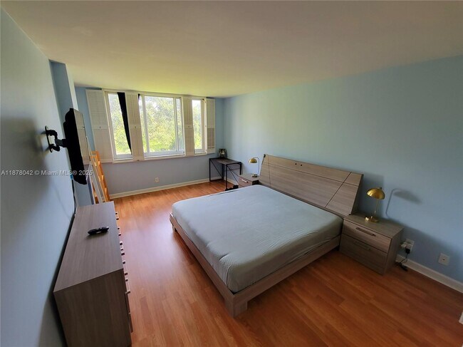 Building Photo - 4200 Hillcrest Dr